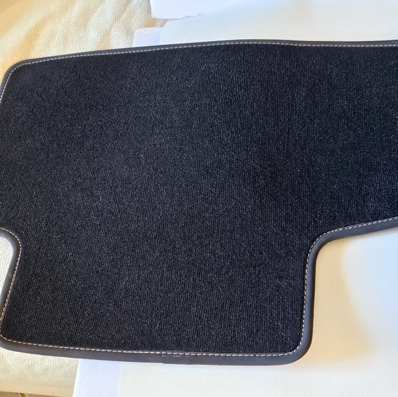 Mercedes carpeted floor mats - Picture 5 of 11